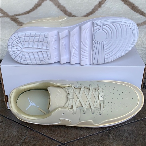 NIKE W AJ 1 JESTER XX LOW LACED SE FOSSIL-WHITE - Picture 3 of 16